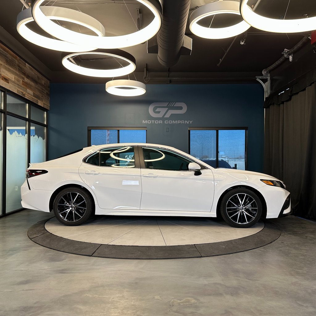 Used 2022 Toyota Camry SE image 2