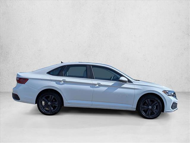 Used 2024 Volkswagen Jetta SE image 4