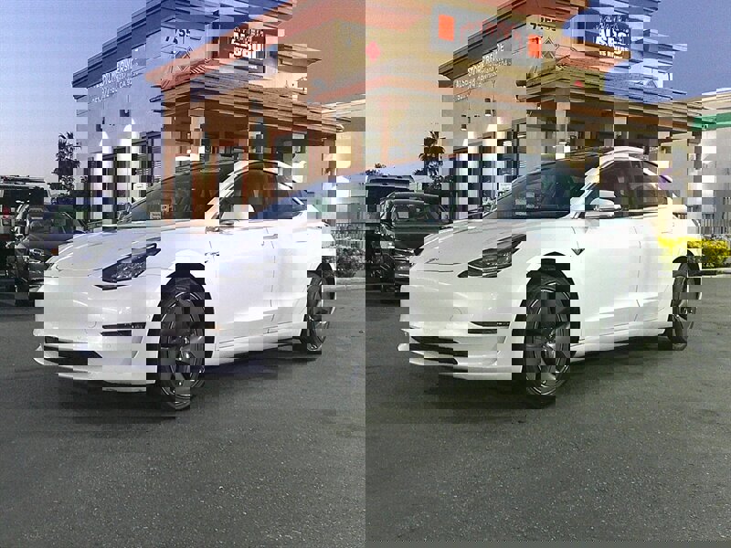 Used 2019 Tesla Model 3 Standard Range image 2