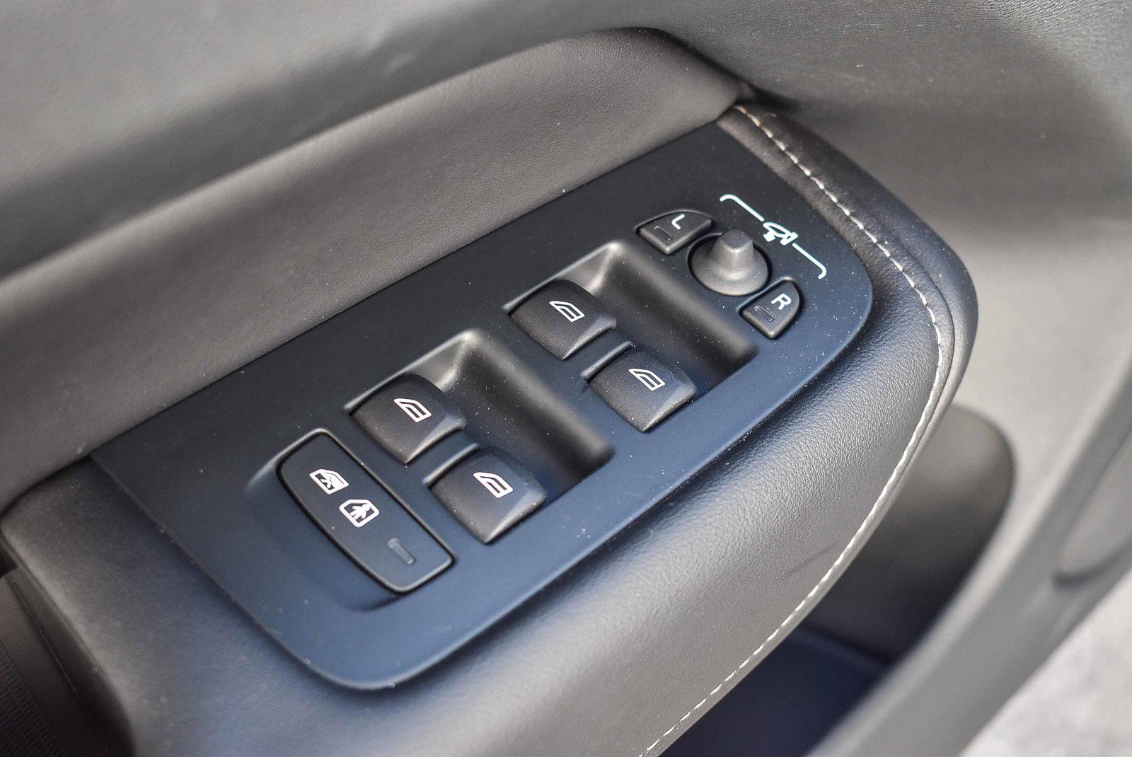 Used 2024 Volvo XC60 B5 Ultimate w/ Protection Package Premier image 20