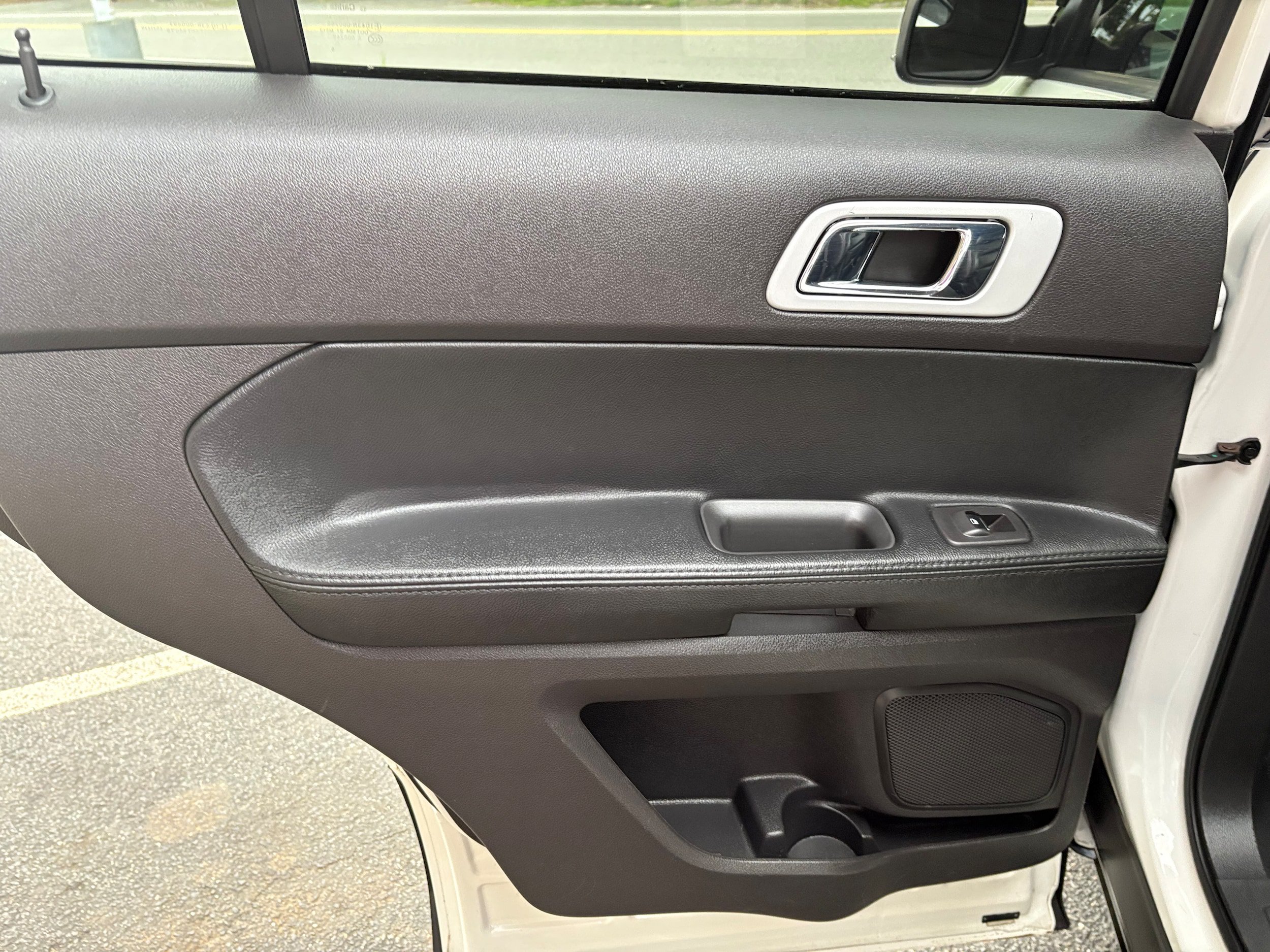 Used 2014 Ford Explorer XLT w/ Equipment Group 202A AWD/4WD image 16