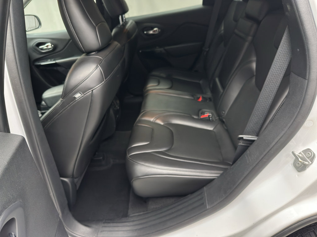 Used 2019 Jeep Cherokee Latitude Plus AWD/4WD image 14