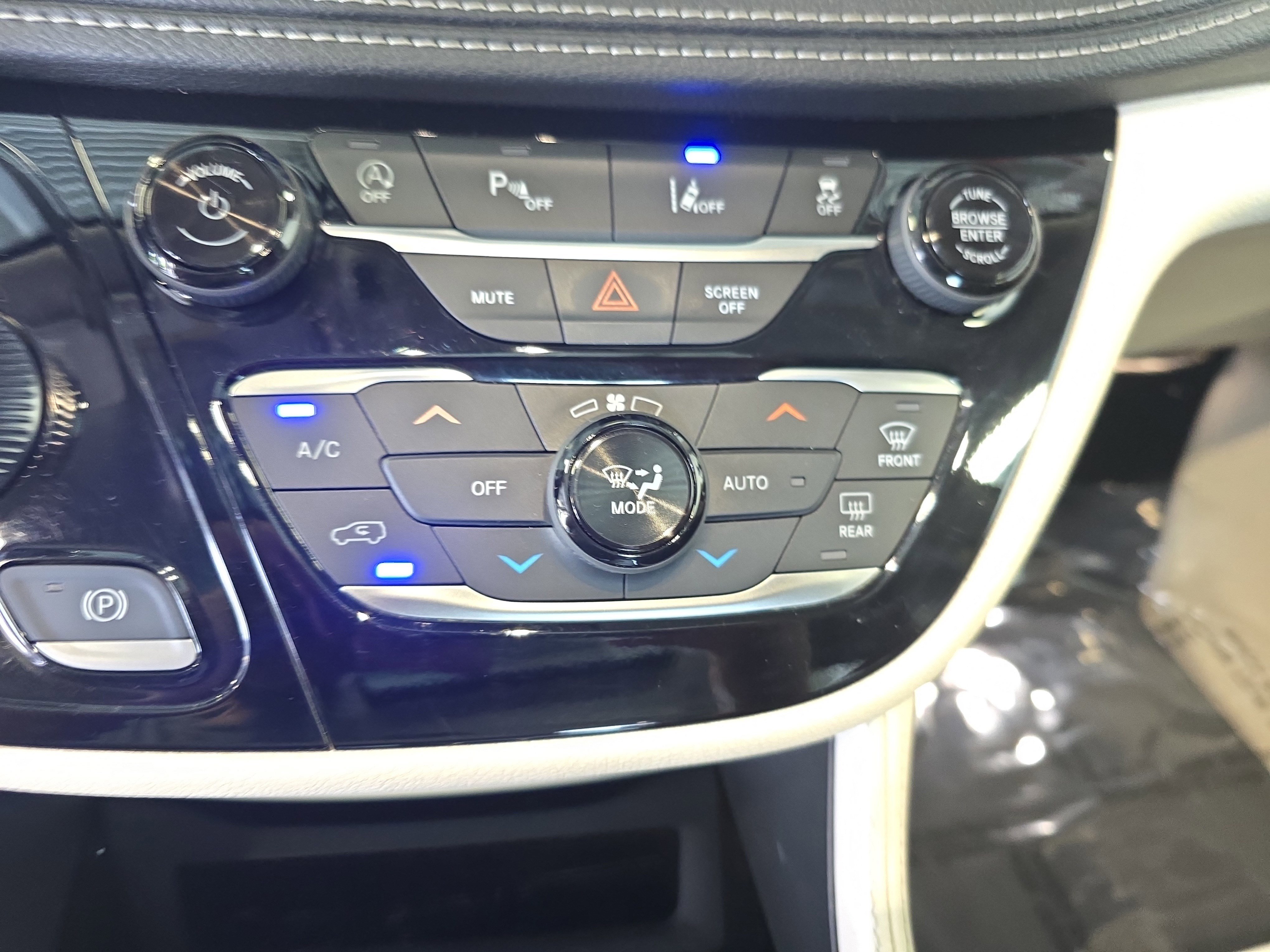 Used 2023 Chrysler Pacifica Limited FWD image 18