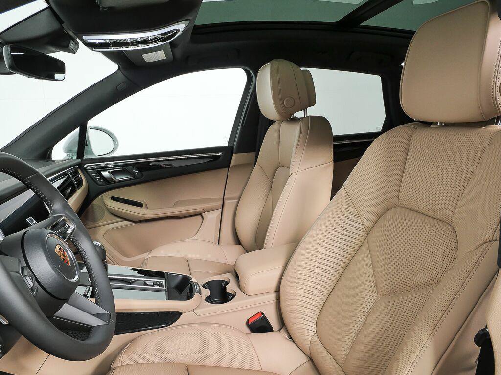 Certified 2026 Porsche Macan Turbo AWD/4WD image 5