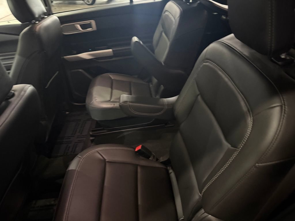 Used 2024 Ford Explorer XLT w/ Equipment Group 202A AWD/4WD image 32