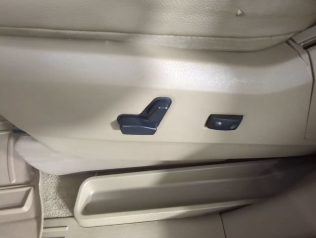 Used 2013 Chrysler Town & Country Touring FWD image 30