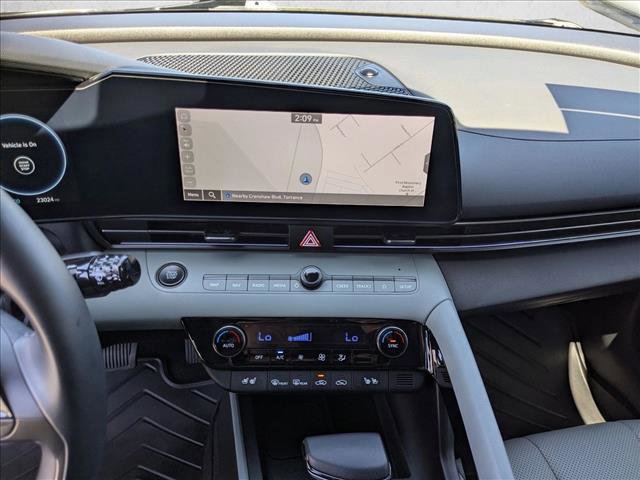 Used 2024 Hyundai Elantra Limited image 13