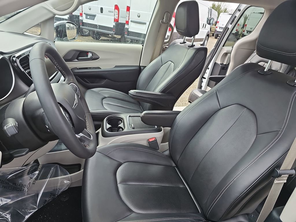 Used 2024 Chrysler Pacifica Touring-L image 15