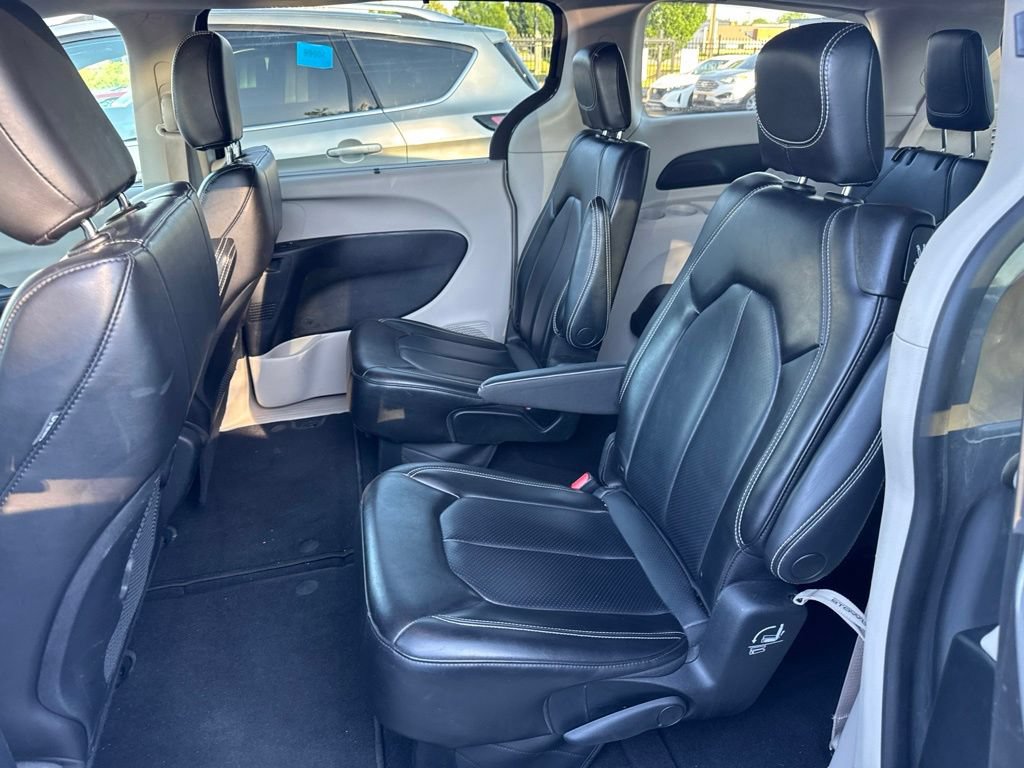 Used 2023 Chrysler Pacifica Touring-L FWD image 11