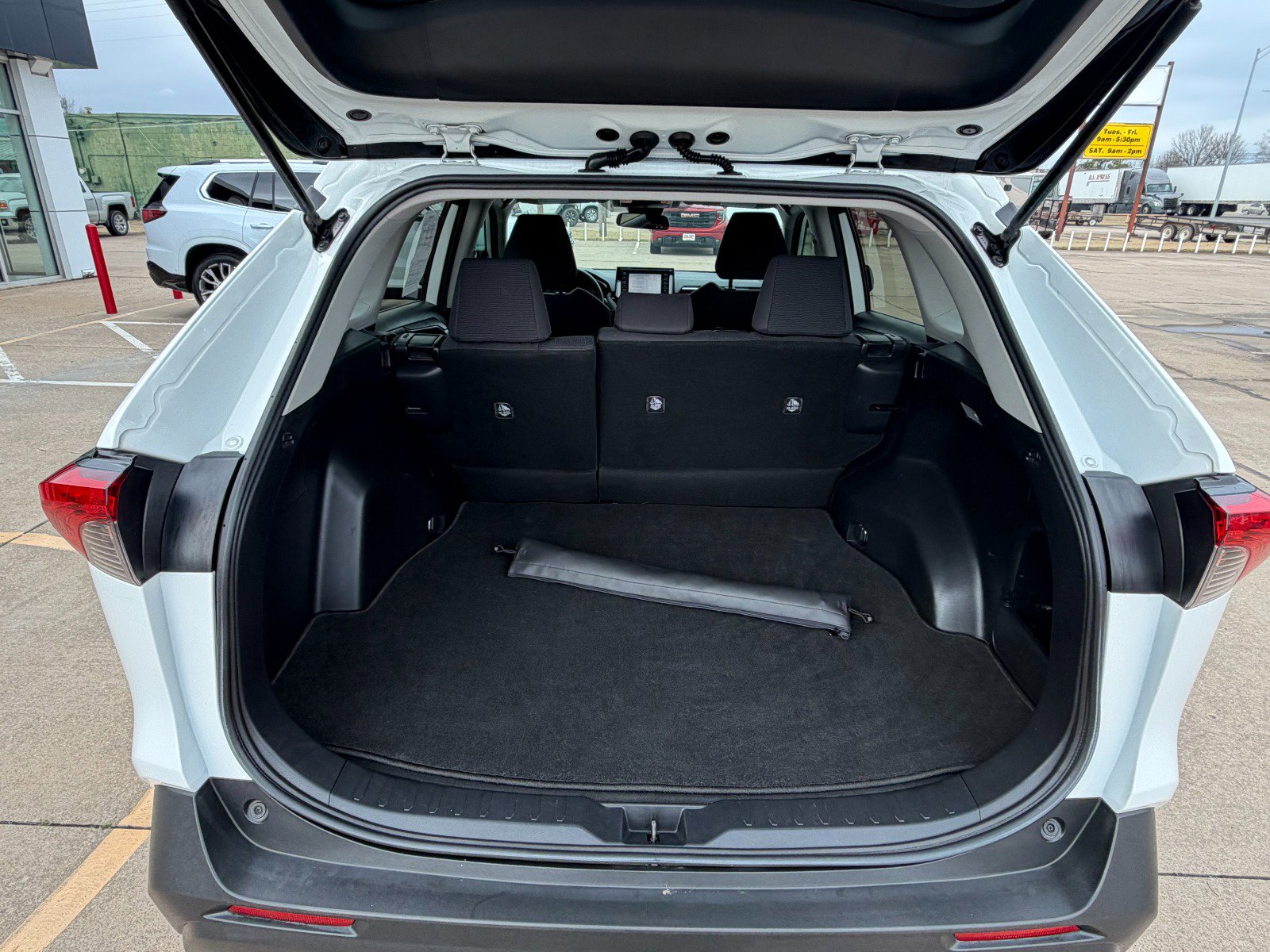Used 2020 Toyota RAV4 LE FWD image 21
