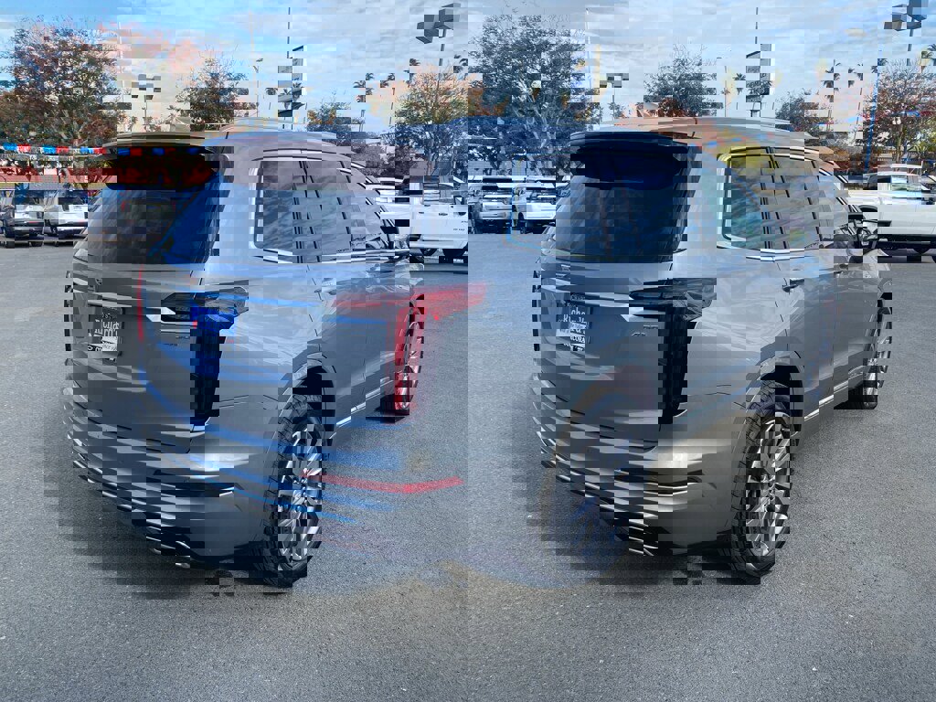 Used 2025 Cadillac XT6 Premium Luxury image 11