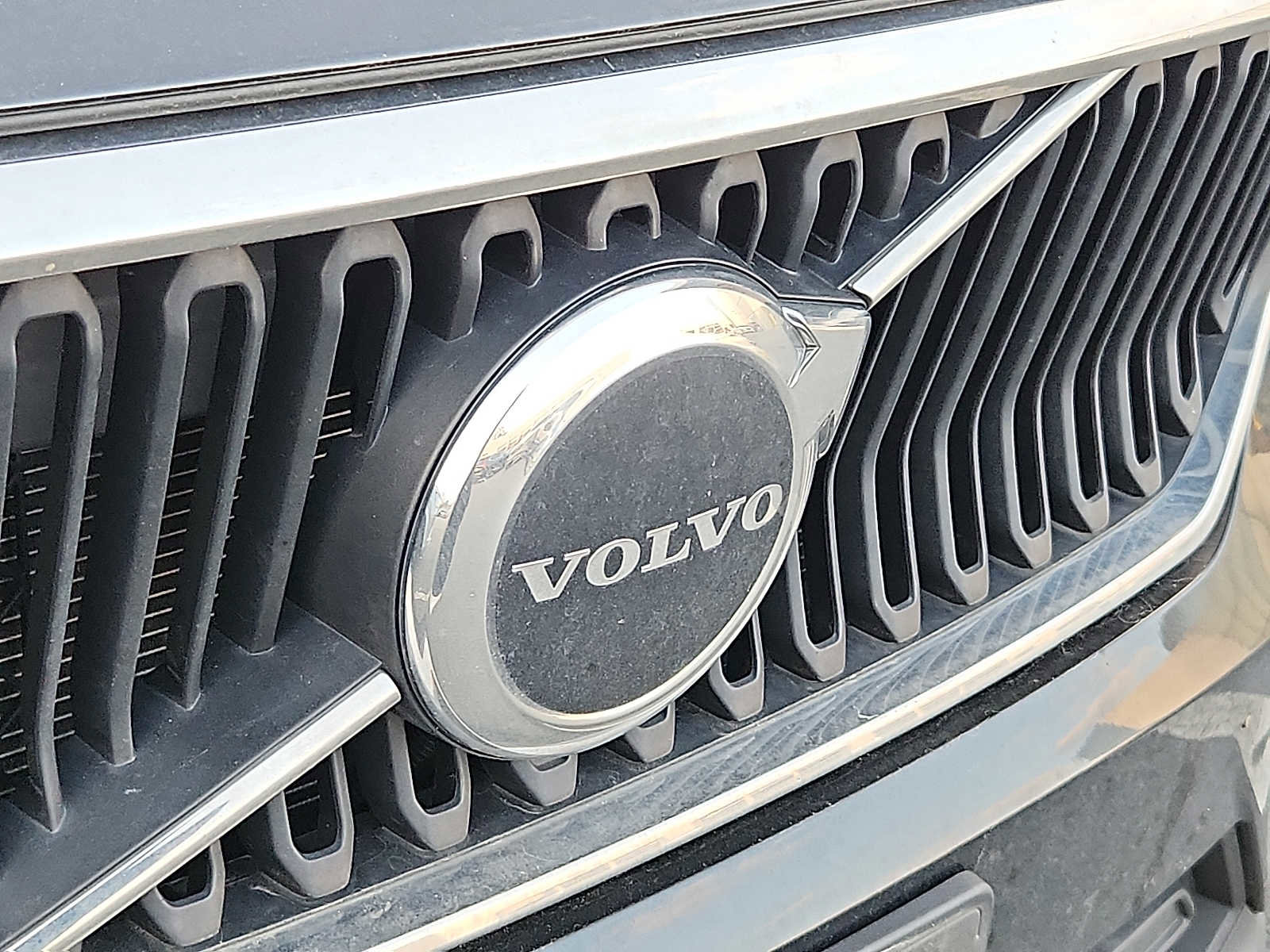 Used 2023 Volvo XC40 B4 Core image 4