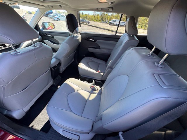 Certified 2022 Toyota Highlander XLE AWD/4WD image 18