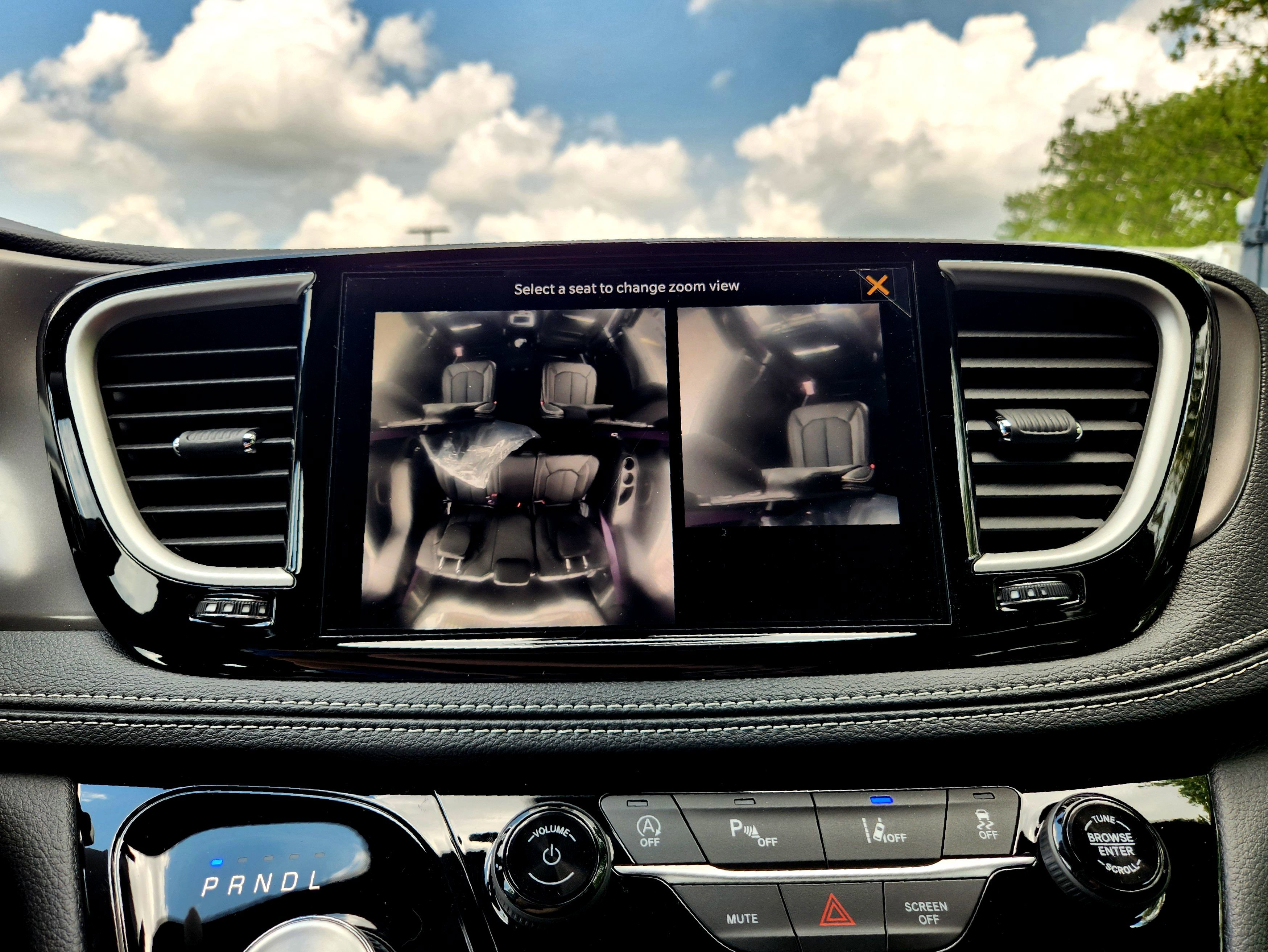 New 2025 Chrysler Pacifica Select w/ Uconnect Theater Family Group image 24