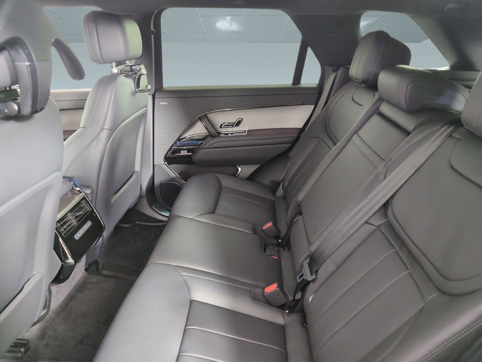 Used 2025 Land Rover Range Rover Sport SE image 19