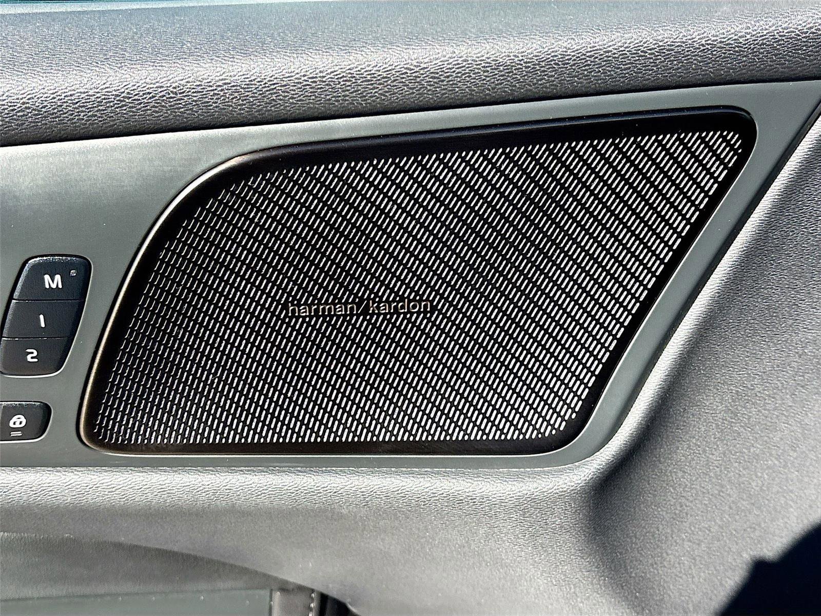 Used 2025 Volvo V60 B5 Cross Country Plus image 19