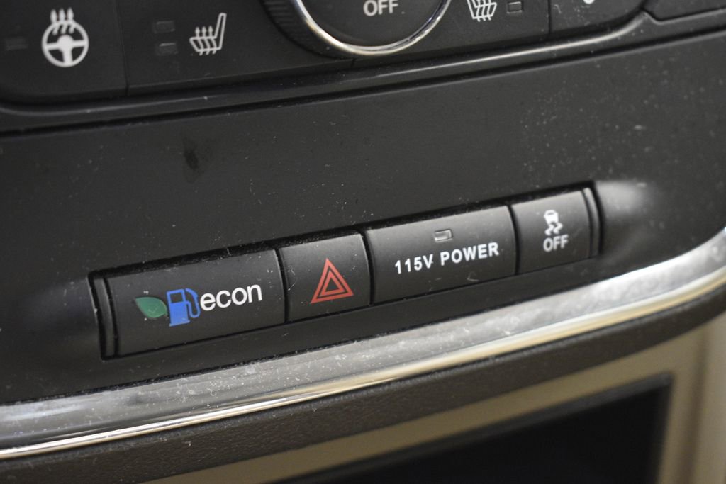 Used 2015 Chrysler Town & Country Touring w/ Driver Convenience Group image 33