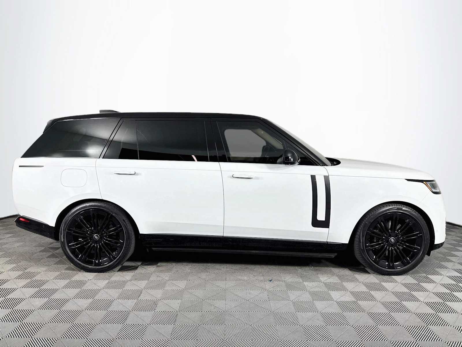 Used 2023 Land Rover Range Rover Long Wheelbase SE AWD/4WD image 4