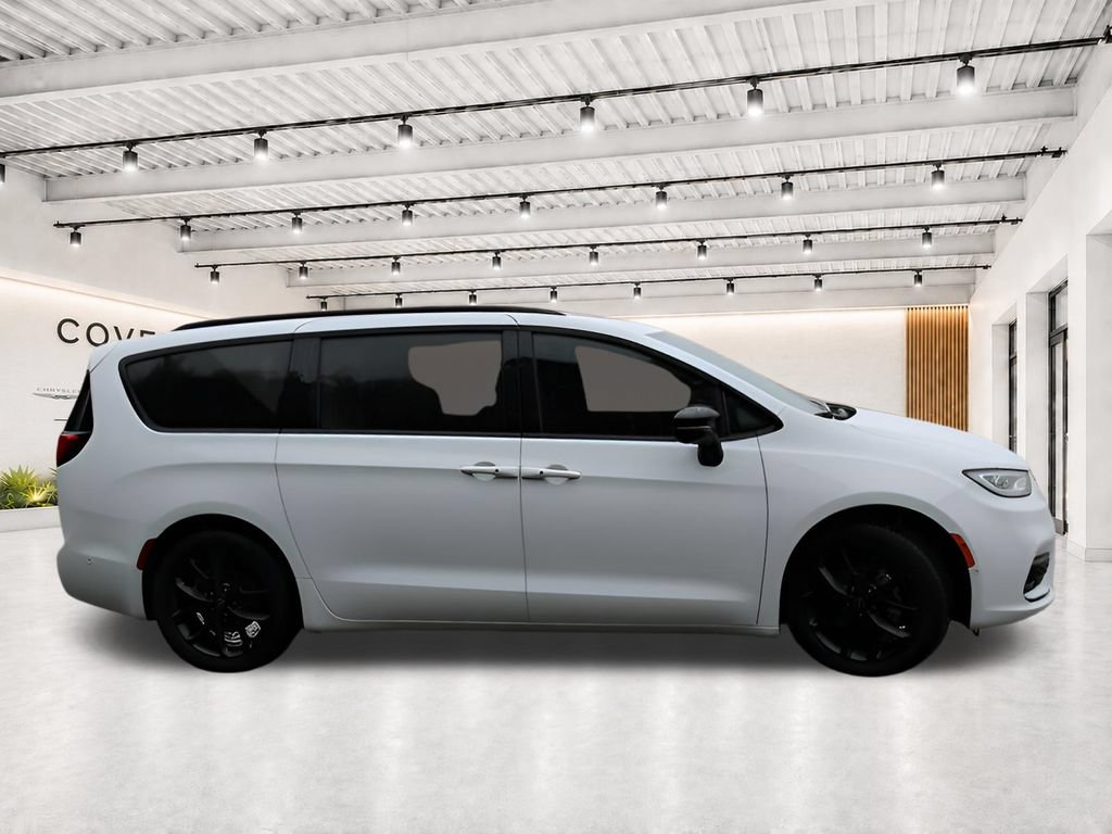 Used 2025 Chrysler Pacifica Limited FWD image 8