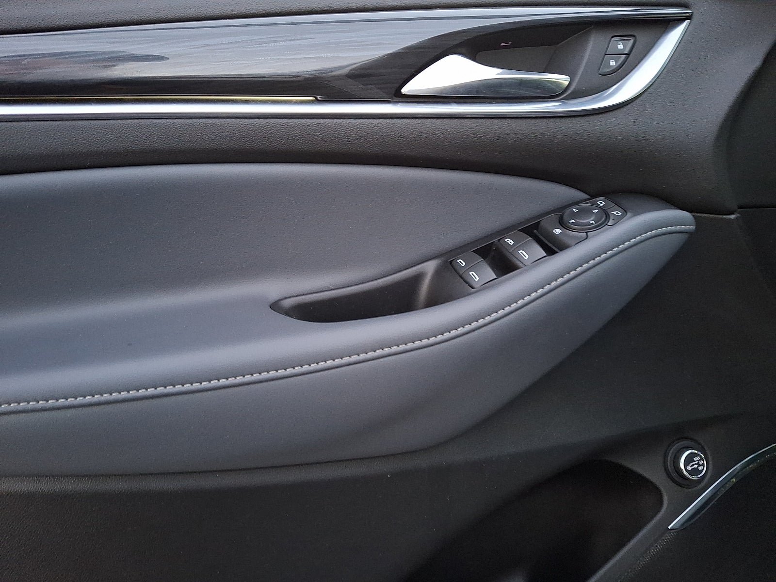 Used 2024 Buick Enclave Essence FWD image 13