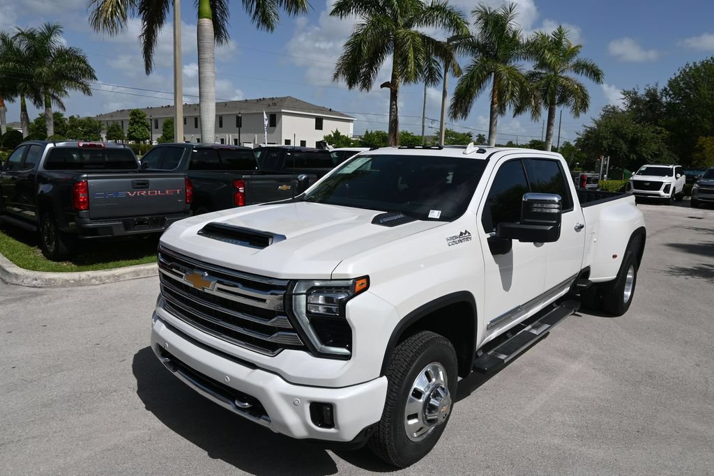 Used 2025 Chevrolet Silverado 3500 High Country w/ High Country Premium Package AWD/4WD image 4