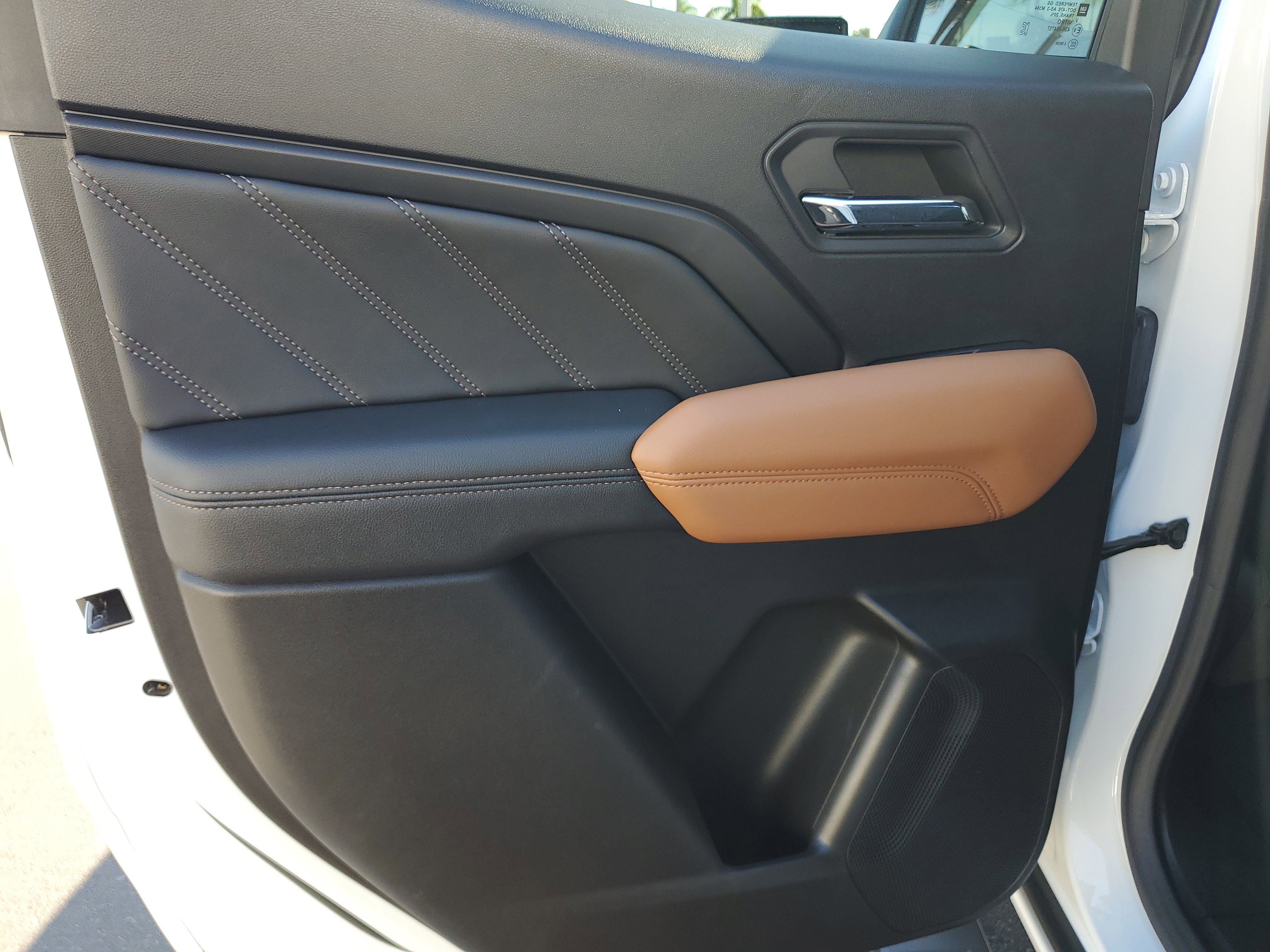 Used 2023 GMC Canyon AT4 w/ AT4 Premium Package image 9