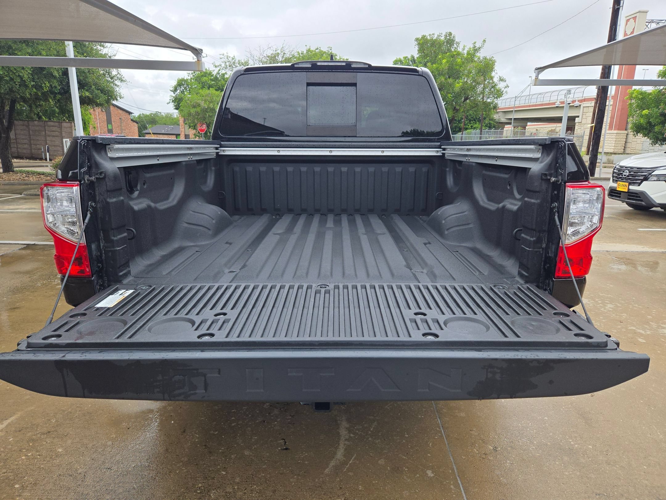 Used 2024 Nissan Titan SV w/ SV Convenience Package RWD image 24