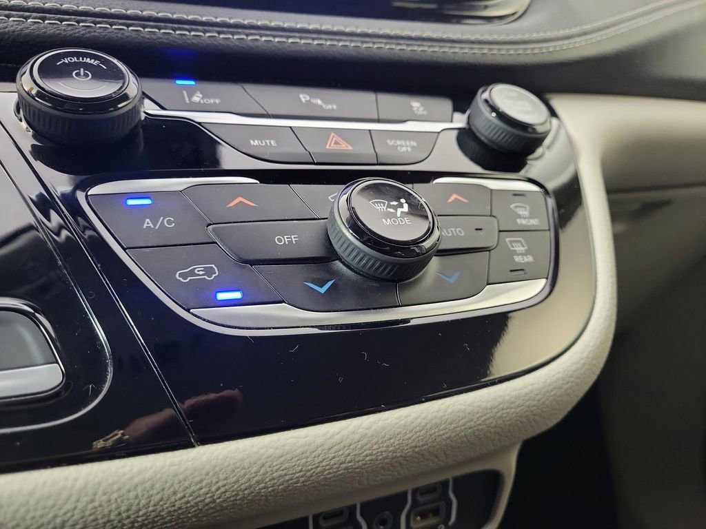 Used 2024 Chrysler Pacifica Select image 21