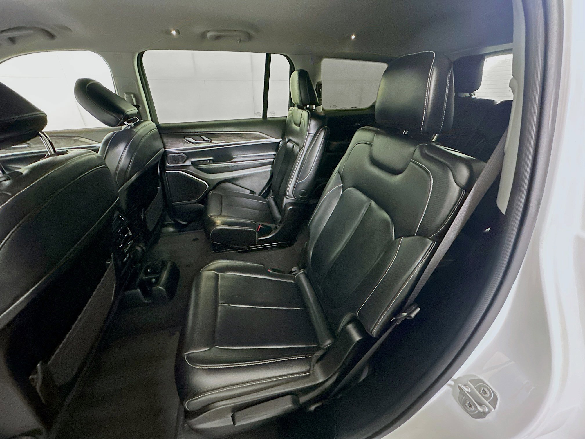 Used 2023 Jeep Grand Cherokee L Limited w/ Black Appearance Package image 28