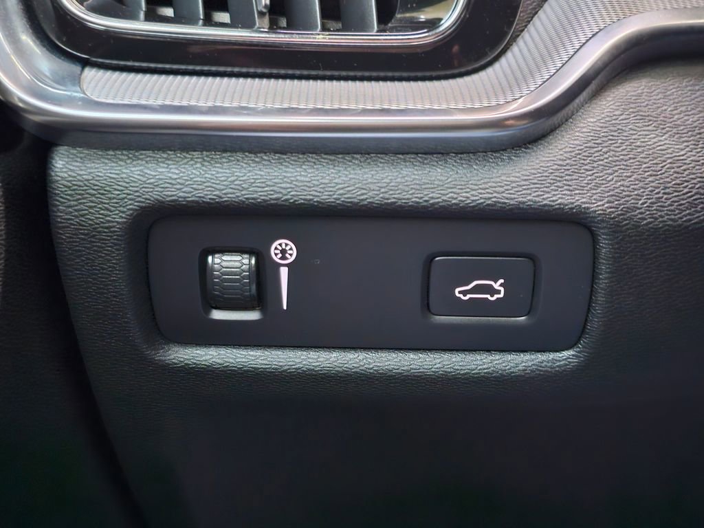 Used 2019 Volvo S60 T5 R-Design image 33