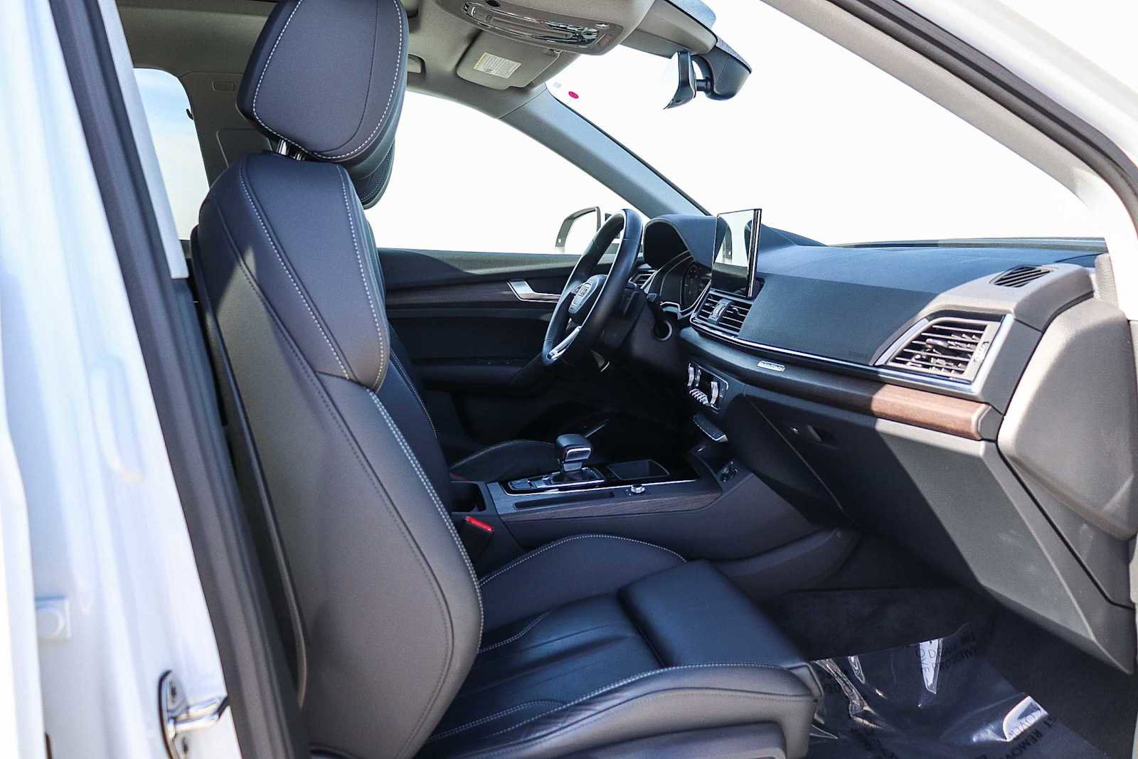 Used 2023 Audi Q5 e Premium w/ Convenience Package image 23