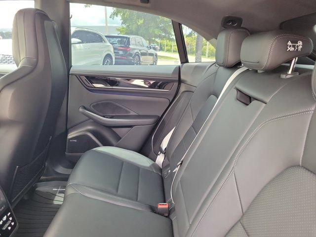 Used 2025 Porsche Macan Electric RWD image 13