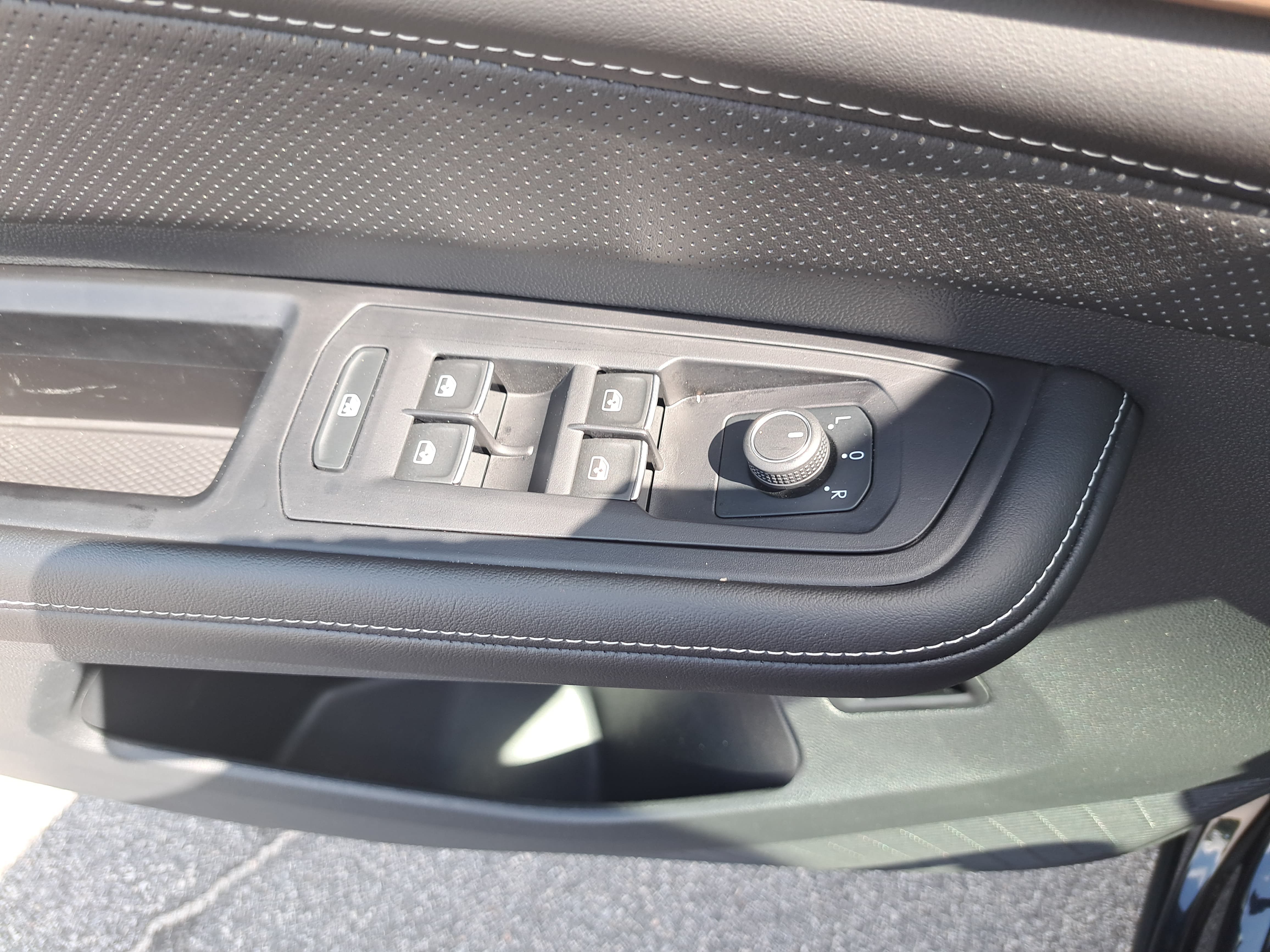 Certified 2024 Volkswagen Atlas SE FWD image 28