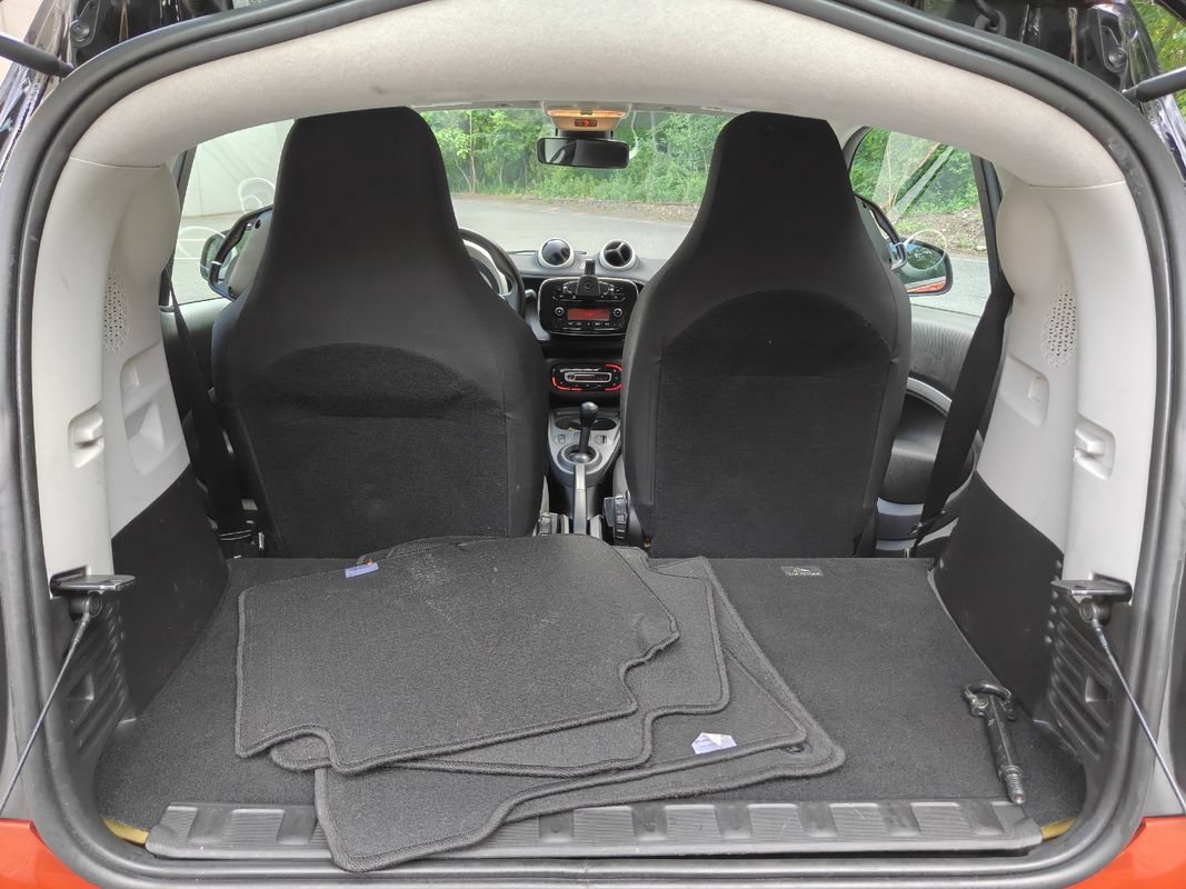 Used 2016 smart fortwo pure RWD image 16