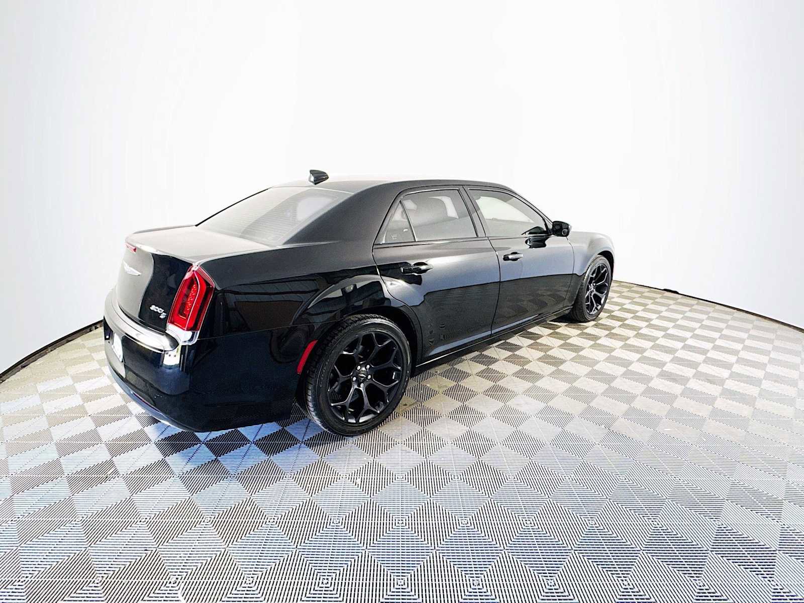 Used 2019 Chrysler 300 S image 4