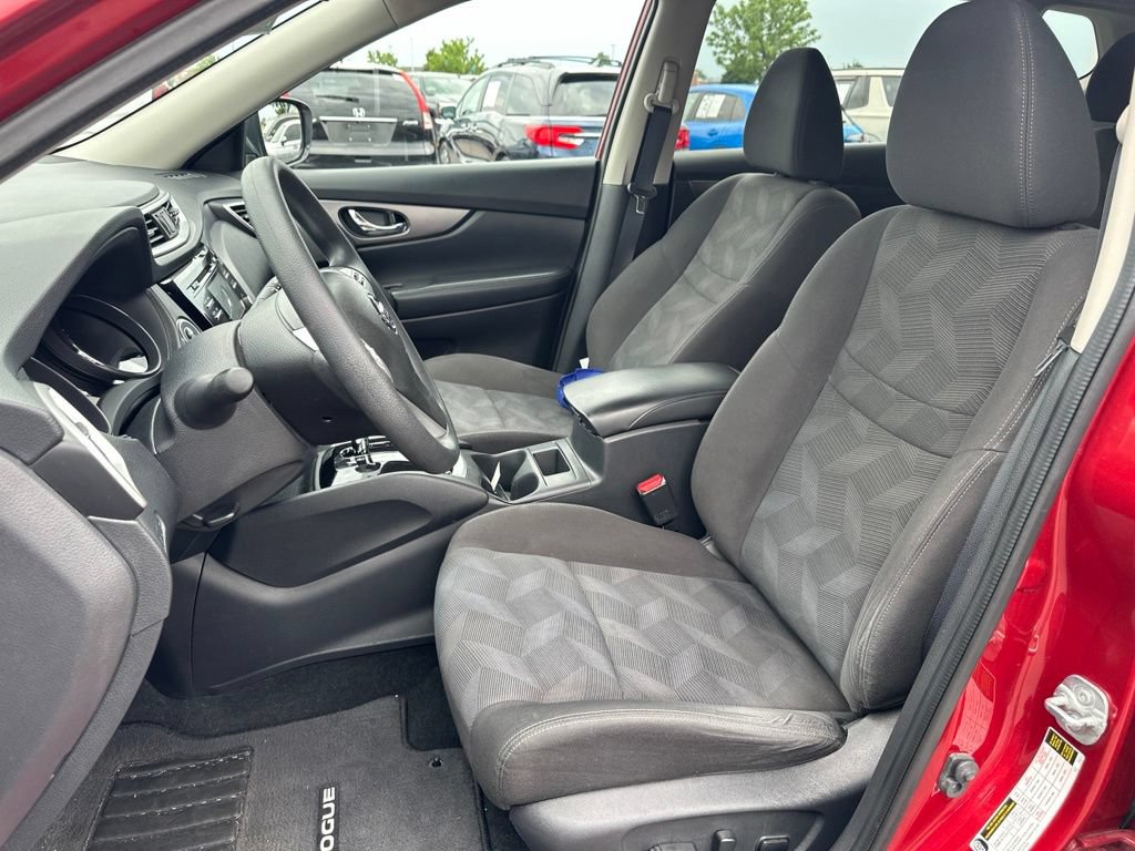 Used 2016 Nissan Rogue SV FWD image 14