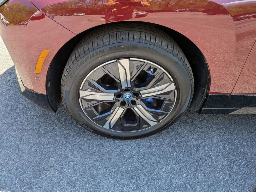 Used 2024 BMW iX xDrive50 w/ Premium Package AWD/4WD image 25