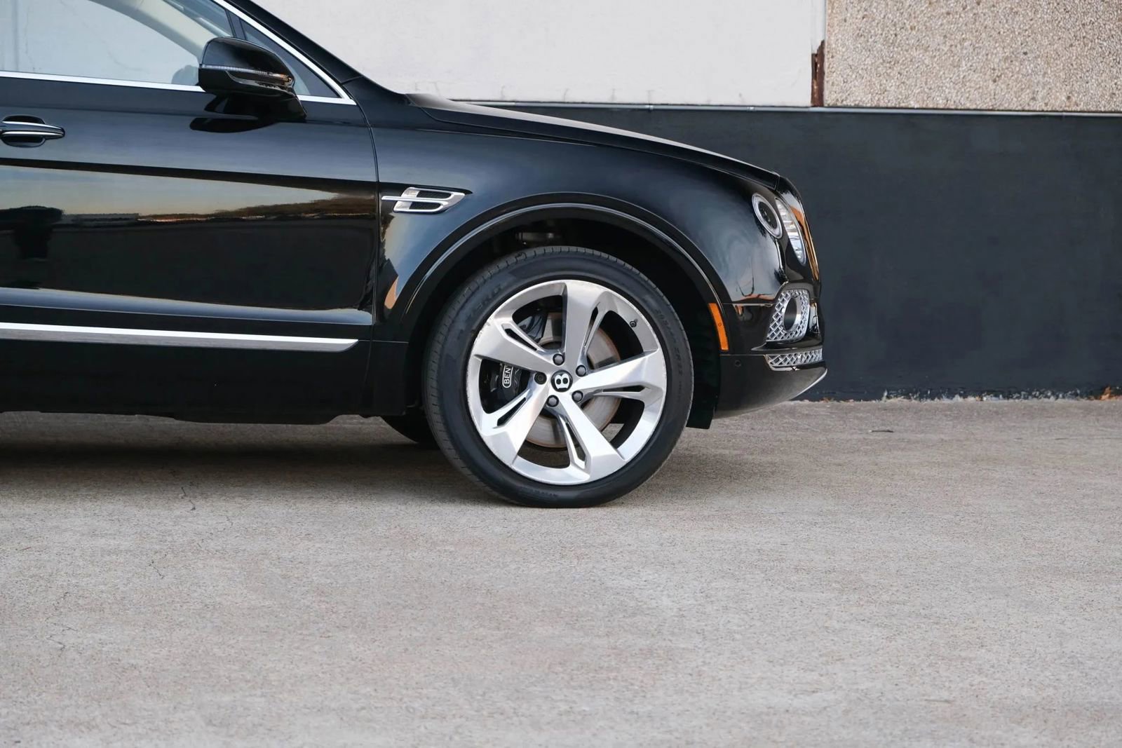 Used 2018 Bentley Bentayga image 13