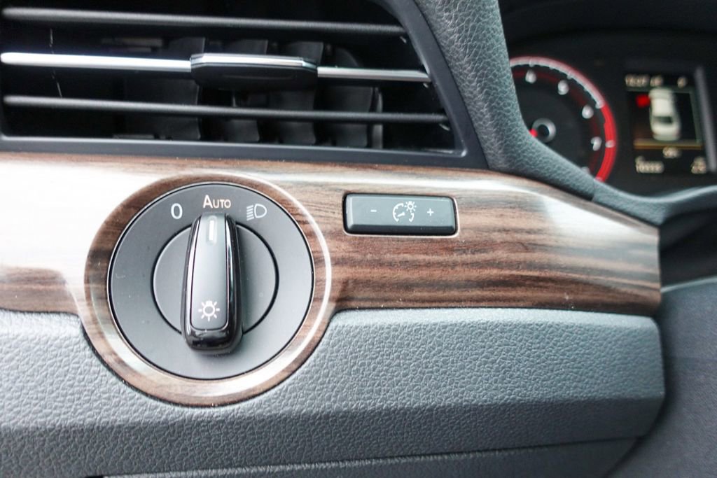 Used 2022 Volkswagen Passat 2.0T image 16