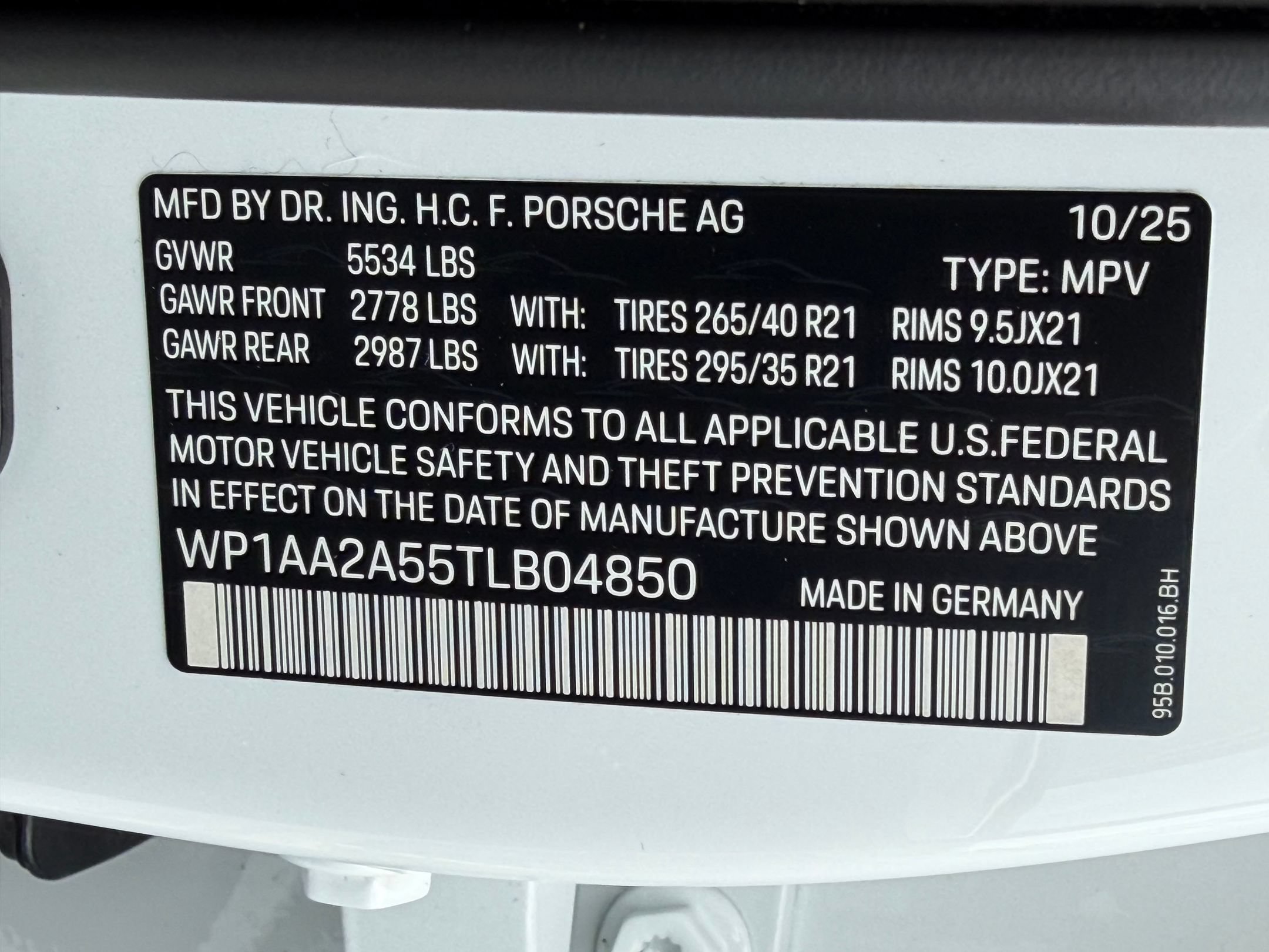 Certified 2026 Porsche Macan AWD/4WD image 32
