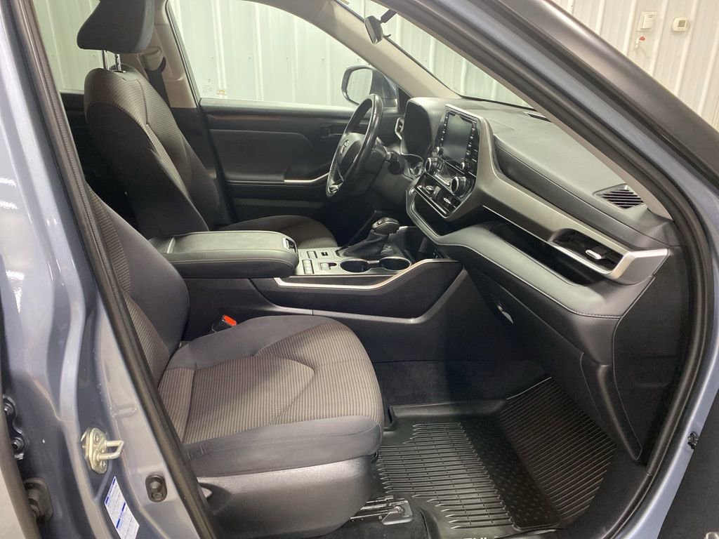 Used 2020 Toyota Highlander LE AWD/4WD image 25