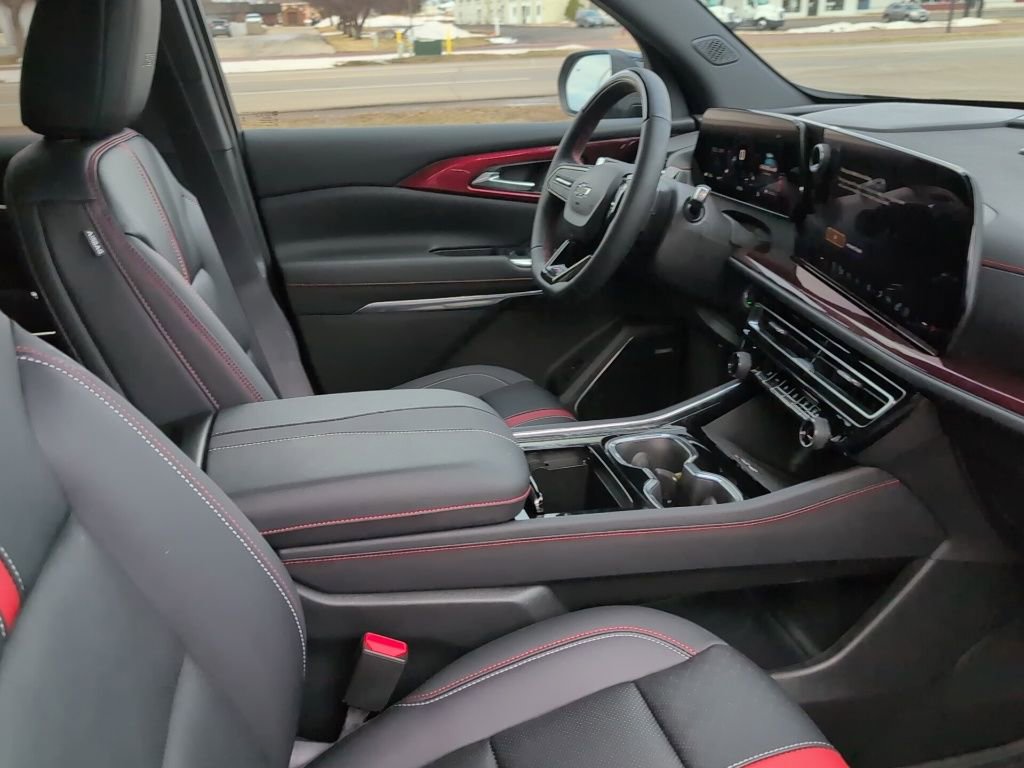 Used 2025 Chevrolet Traverse RS image 35