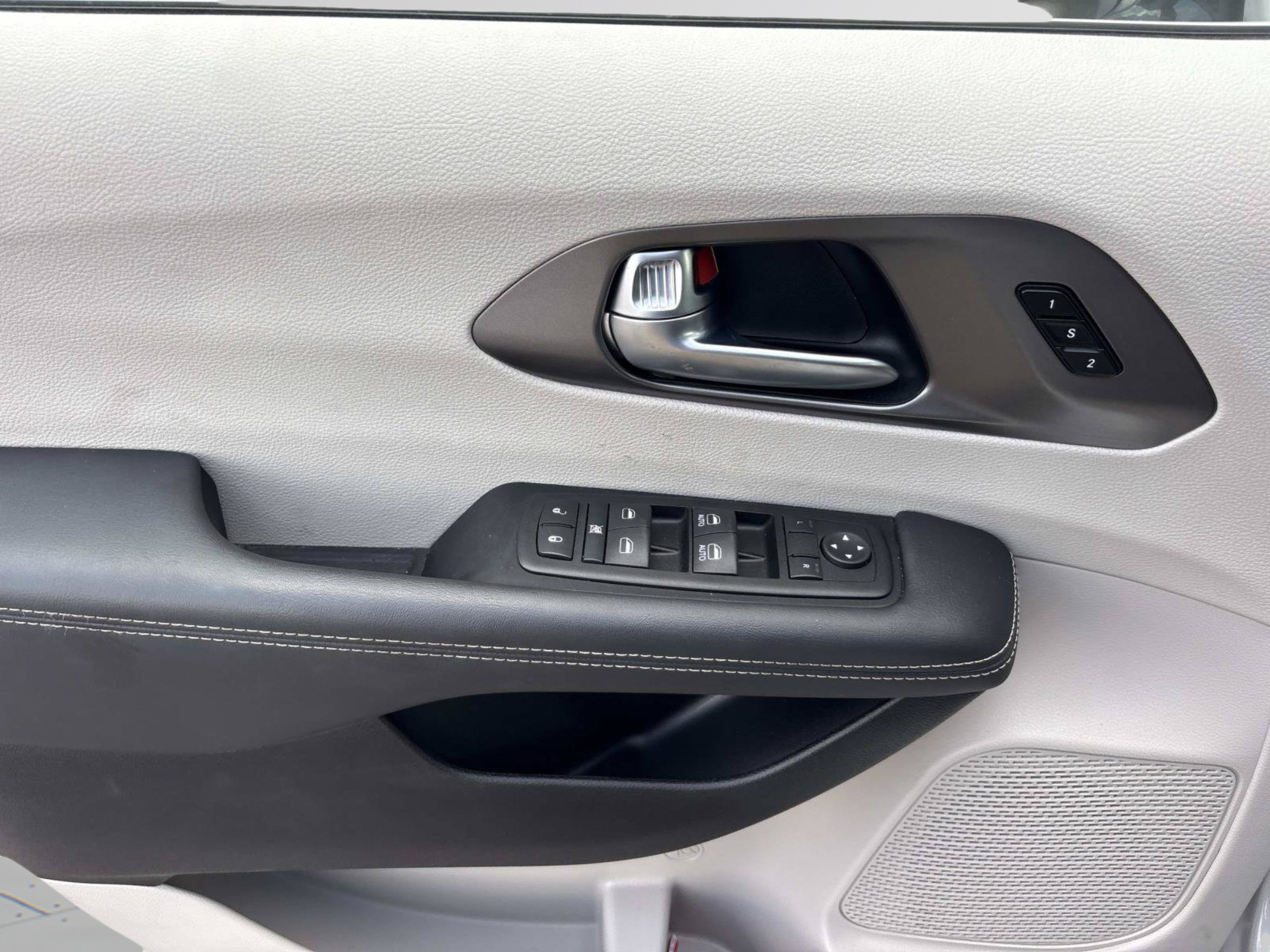 Used 2024 Chrysler Pacifica Touring-L FWD image 20
