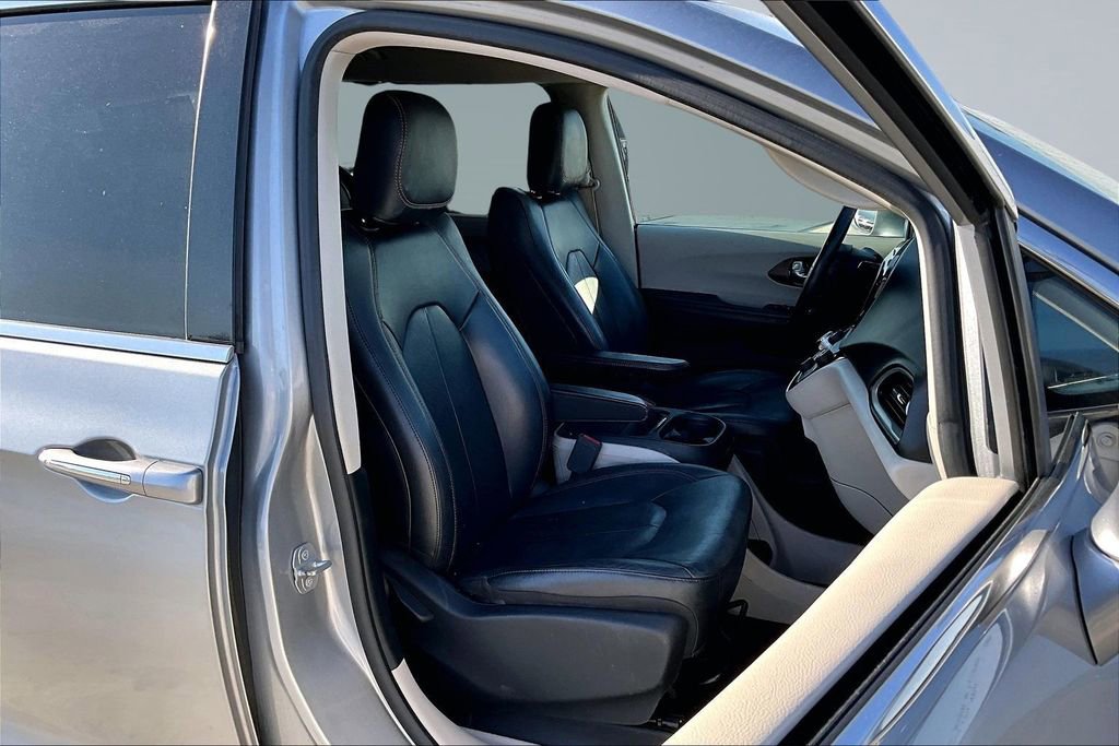 Used 2018 Chrysler Pacifica Touring-L image 16