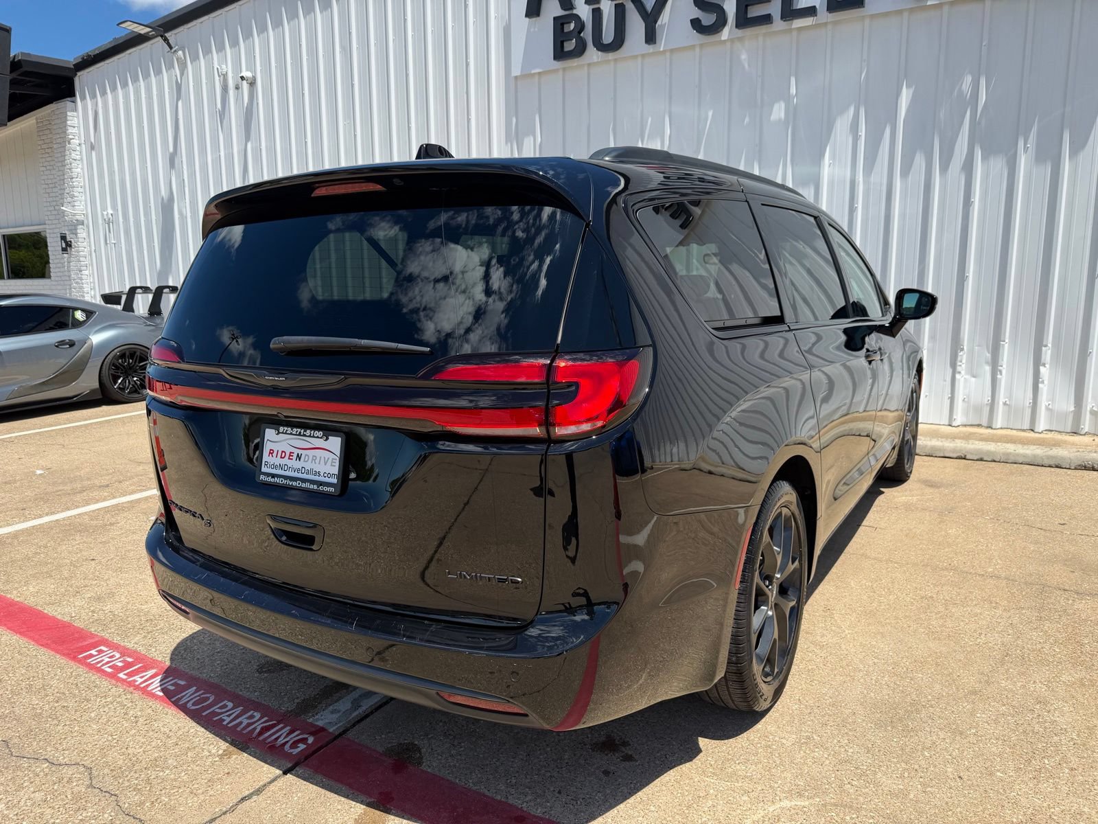 Used 2025 Chrysler Pacifica Limited FWD image 7
