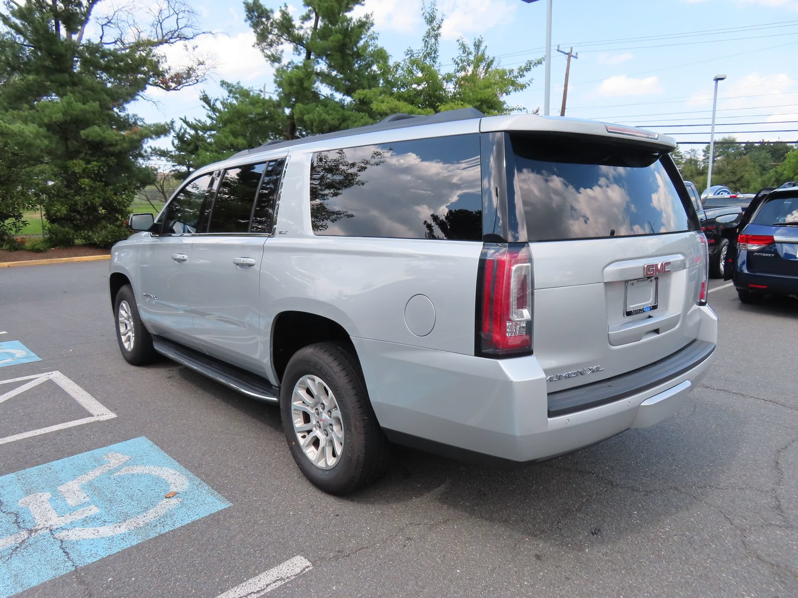 Used 2019 GMC Yukon XL SLT w/ Open Road Package AWD/4WD image 7