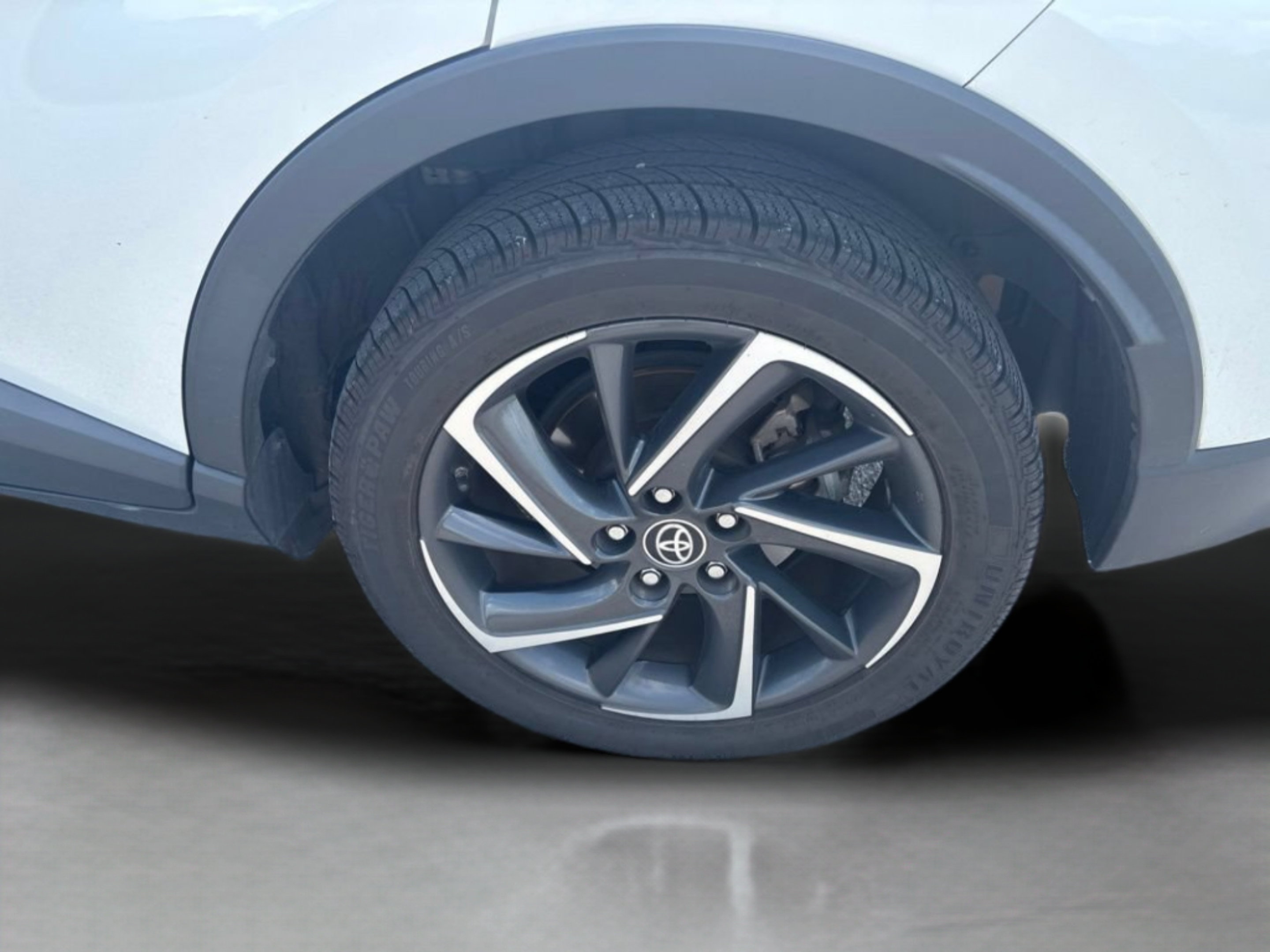 Used 2022 Toyota C-HR Limited FWD image 34