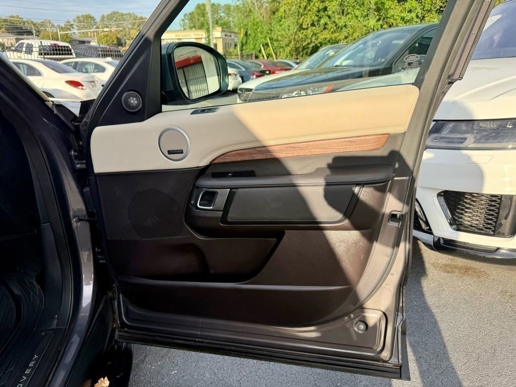 Used 2017 Land Rover Discovery HSE image 23