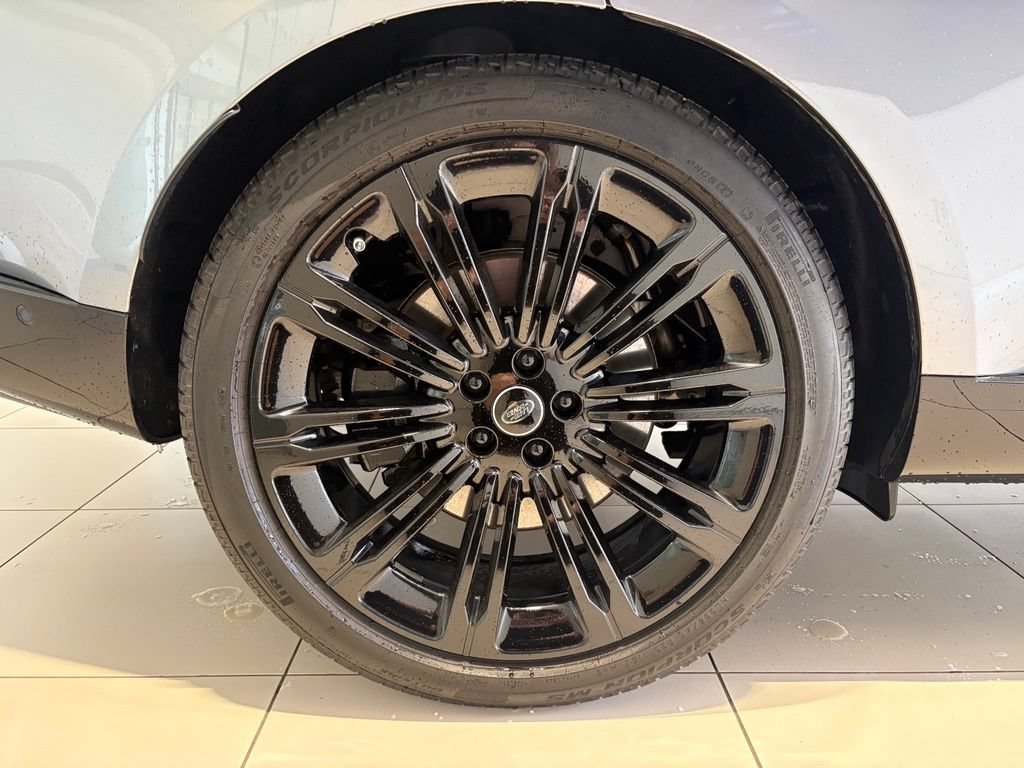Used 2025 Land Rover Range Rover SE AWD/4WD image 12