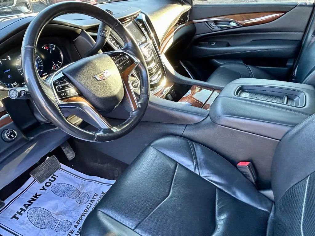 Used 2017 Cadillac Escalade Luxury image 2